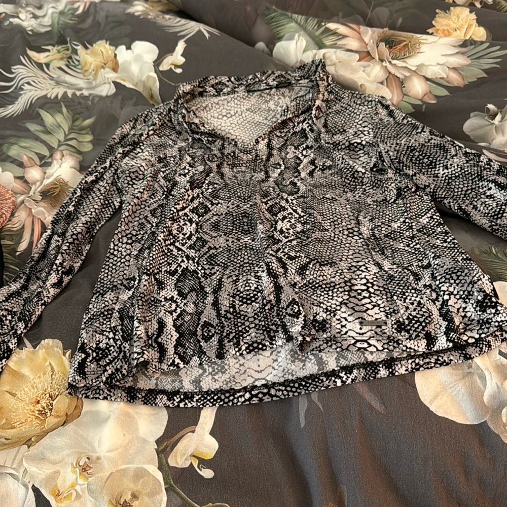 Tahari size medium black and white blouse